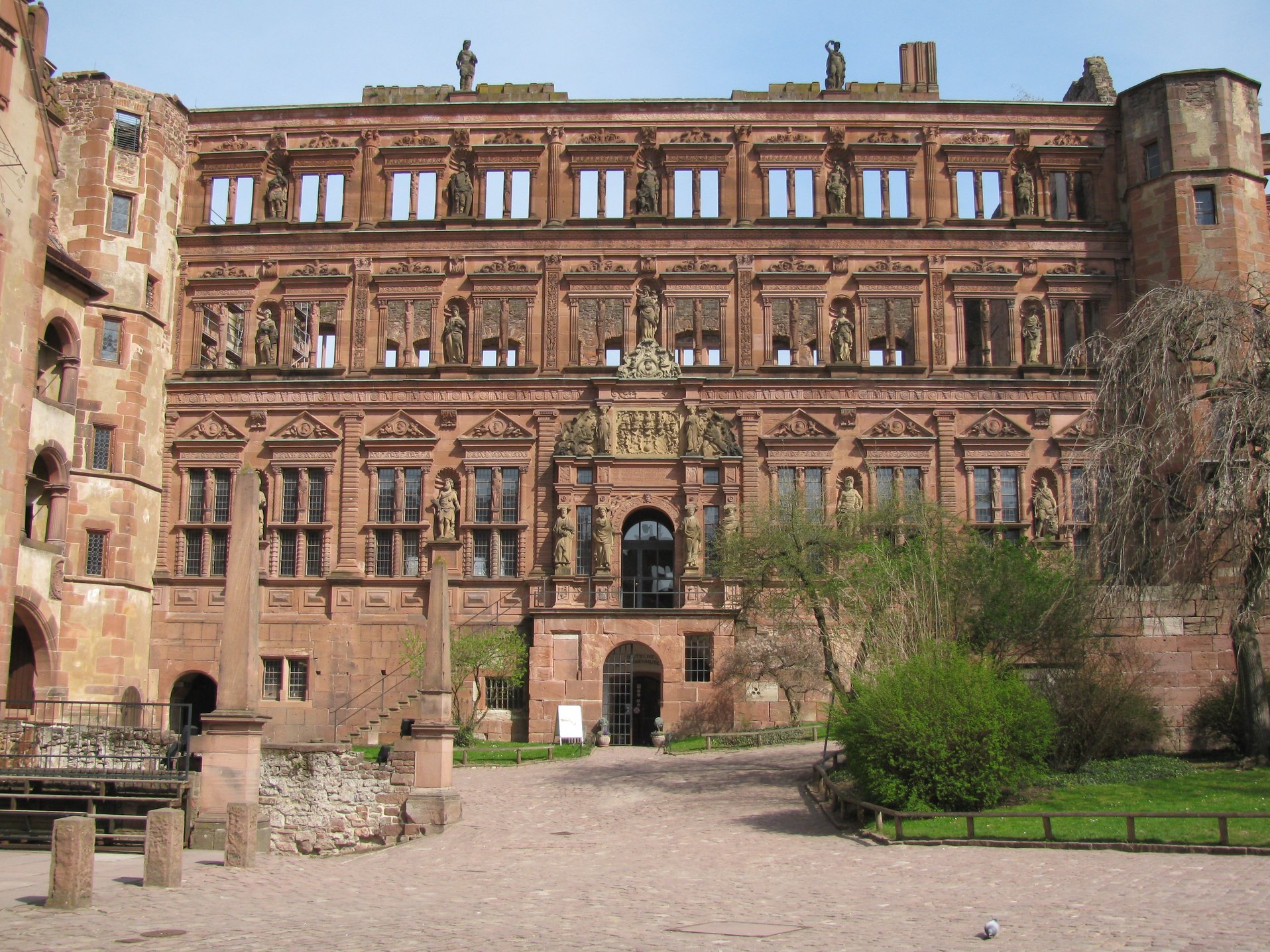 Die hofseitige Fassade des Ottheinrichsbaus im Heidelberger Schloß, aufgenommen 2012.